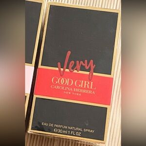 Carolina Herrera Very Good Girl 1oz / 30ml spray